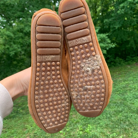 Minnetonka Tan Moccasins with Beaded Design - Picture 7 of 9